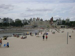 un gran grupo de personas en una playa en Buena vista y locacion en Montevideo