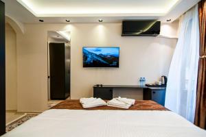 1 dormitorio con 1 cama con 2 toallas en Cozy Stay with a Turkish bath,in heart of AyaSofia en Estambul