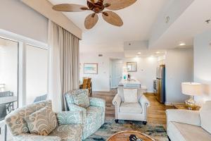 デスティンにあるLuau 6832のソファと天井ファンのあるリビングルーム