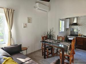 - une cuisine et une salle à manger avec une table et des chaises dans l'établissement Raíces serranas, à Villa Las Rosas