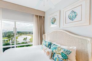 デスティンにあるLuau 6832のベッドと大きな窓のある寝室 +31枚の写真