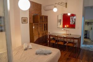 une chambre avec un lit, une table et une salle à manger dans l'établissement The Wall Montevideo [004] Loft in the Old Town, à Montevideo