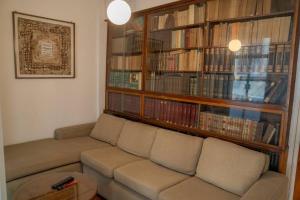 sala de estar con sofá y estantería con libros en The Wall Montevideo [004] Loft in the Old Town en Montevideo