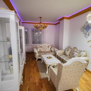 - un salon avec des canapés et une table dans l'établissement Kruna apartman, à Banja Luka