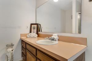 La salle de bains est pourvue d'un lavabo et d'un miroir. dans l'établissement Angler's Retreat on the Creek, à Olympia