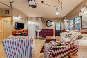 sala de estar con 2 sofás y TV en The Loft at Pine Rock, en Weston