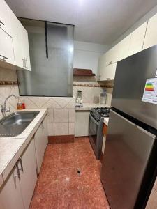 Lugar acogedor, céntrico:3H,WIFI في كوسكو: مطبخ صغير مع مغسلة وثلاجة