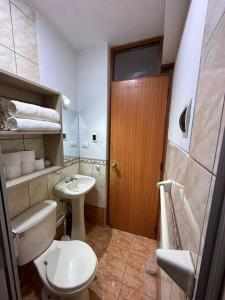 Lugar acogedor, céntrico:3H,WIFI في كوسكو: حمام مع مرحاض ومغسلة