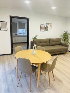- un salon avec une table et un canapé dans l'établissement S&T&A&R apartamentai, à Panevėžys