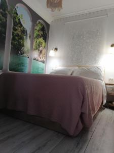 - une chambre avec un grand lit et une grande fenêtre dans l'établissement Cabaña EL SALTO DEL DUENDE, à Carrión de los Céspedes
