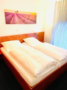 Postel nebo postele na pokoji v ubytování Hotel Merkenich