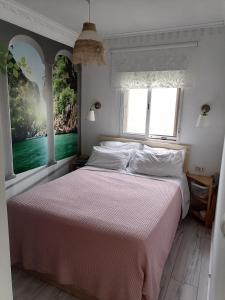 - une chambre avec un grand lit et 2 fenêtres dans l'établissement Cabaña EL SALTO DEL DUENDE, à Carrión de los Céspedes