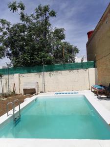 una piscina en medio de un patio en Cabaña EL SALTO DEL DUENDE, en Carrión de los Céspedes