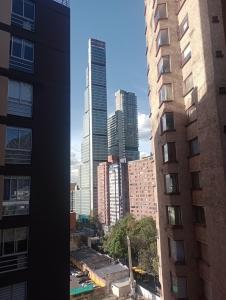 - une vue sur les toits de la ville avec de grands bâtiments dans l'établissement Alojamiento tipo LOFT completo en barrio Las Aguas, à Bogotá