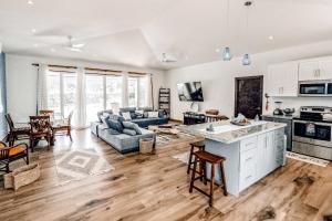 uma cozinha e sala de estar com um sofá e uma mesa em Casa El Sueño em Brasilito