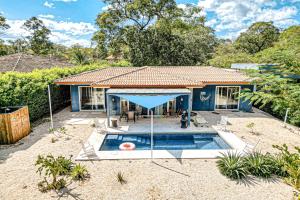 una casa con piscina en el patio trasero en Casa El Sueño, en Brasilito