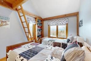 威爾明頓的住宿－Whistling Peak，一间卧室设有两张床和窗户。