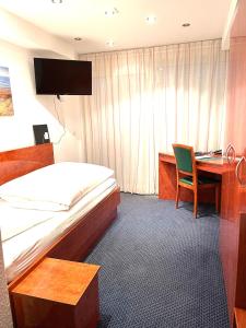 Postel nebo postele na pokoji v ubytování Hotel Merkenich