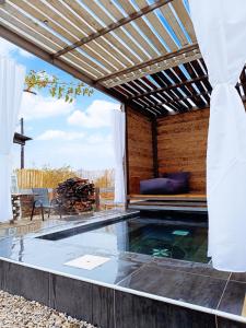 Bassein majutusasutuses Agios Ioannis Stone Cottage with Private Heated Pool & Hydro-massage või selle lähedal