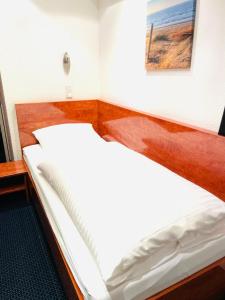 Postel nebo postele na pokoji v ubytování Hotel Merkenich