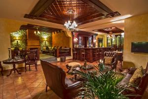 Posezení v ubytování Hotel Doupiani House