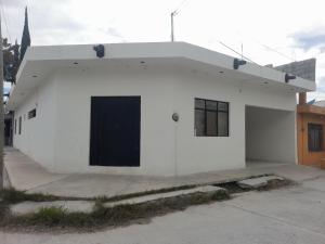 - un bâtiment blanc avec une porte noire dans l'établissement Casa Mata, à Cedral