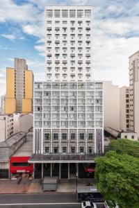 een hoog wit gebouw in het midden van een stad bij DELPLAZA Excelsior São Paulo - By Monreale in Sao Paulo