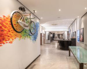 een fiets hangend aan een muur in een gang bij DELPLAZA Excelsior São Paulo - By Monreale in Sao Paulo