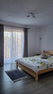 Ένα ή περισσότερα κρεβάτια σε δωμάτιο στο Conacul din Pădure