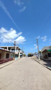 una calle vacía en un pueblo con un edificio en Hostal La Casa De Mamá, en Arboletes