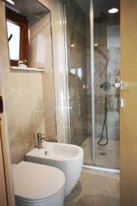 y baño con ducha, aseo y lavamanos. en Casa Vacanze La Dimora di Santa Barbara, en Petralia Soprana