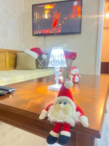 Ein Santa Claus Spielzeug sitzt auf einem Tisch. in der Unterkunft Seaside Guest House in Ghār al Milḩ