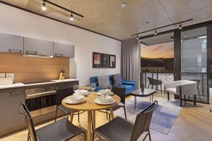 cocina y sala de estar con mesa y sillas en Bridgewater View 415 by HostAgents, en Ciudad del Cabo