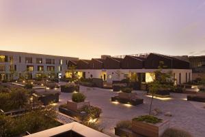 un edificio con un patio con macetas y luces en Bridgewater View 415 by HostAgents, en Ciudad del Cabo