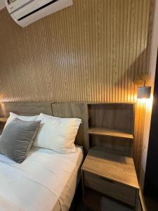 1 dormitorio con 1 cama y mesita de noche con lámpara en HOTEL BALUARTE BOUTIQUE PANAMA, en Panamá