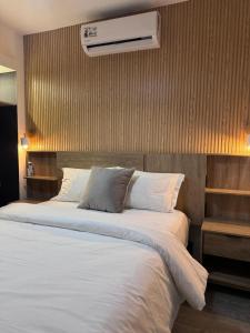 a bedroom with a large bed with a air conditioner at HOTEL BALUARTE BOUTIQUE PANAMA in Panama City