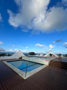 uma piscina no telhado de um resort em Apart-Hotel em Tambaú - Super Central com Vista Mar - Ap.113 em João Pessoa