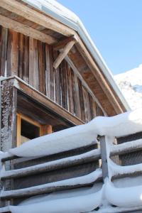 La Grange de Soulalex في أورسيير: سقف مبنى به نافذة مغطى بالثلج