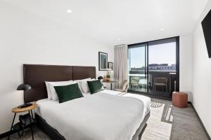 吉朗Quest Geelong Central的一间带大床和大窗户的卧室 更多31张照片