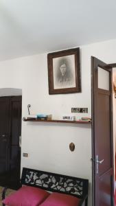 sala de estar con sofá rojo y una foto en la pared en Viandante, en Lecco