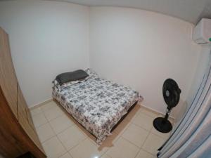 niewielka sypialnia z łóżkiem i wentylatorem w obiekcie Apartamento Naufragio w mieście San Andrés