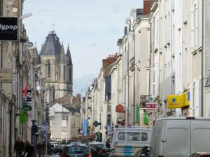une rue urbaine animée avec des voitures et des bâtiments dans l'établissement LA BERGERIE ANGERS CENTRE VILLE, à Angers