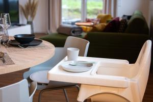 einen Tisch und Stühle mit einer Platte darüber in der Unterkunft Hunsrück Lodge in Mittelstrimmig