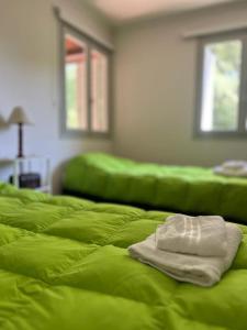 uma cama verde num quarto com um sofá verde em La casita de Isabella em Córdoba