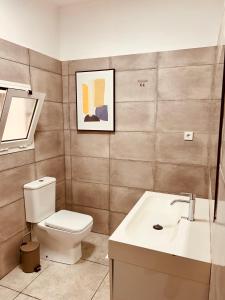 a bathroom with a toilet and a sink at Arrebol Vegueta in Las Palmas de Gran Canaria