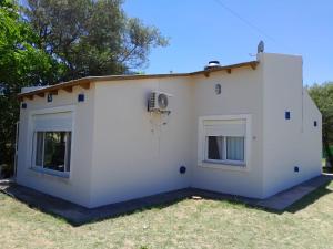 Casa blanca con 2 ventanas en Río Corrientes House en Monte Hermoso