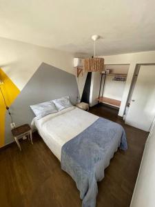 1 dormitorio con 1 cama grande en una habitación en Vintage Home en Pocitos, en Montevideo