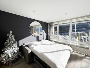 Un dormitorio con una cama grande y un árbol de Navidad en Casco Antiguo, Balcón Vistas, 10pax+3Parking, en Andorra la Vella