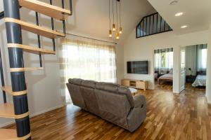 a living room with a couch and a television at Suvila in Kuressaare