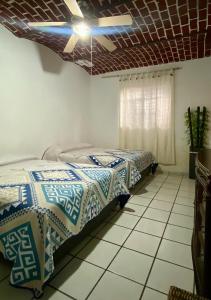 um quarto com 2 camas e um tecto em Villas de Morenos em Buenavista